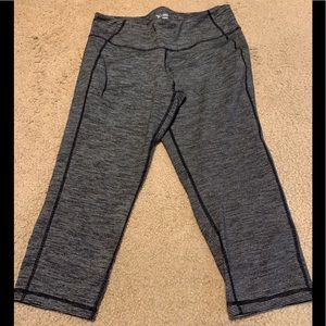 Black/Grey Old Navy Capri Leggings Size L